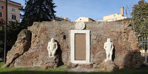 La porta magica di Piazza Vittorio a Roma