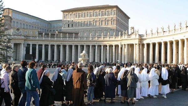 Fila per entrare nella Basilica di San Pietro